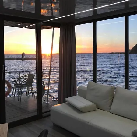Πλωτό κατάλυμα Comfortable On The Water, Close To The Sea , Cleaning Included *