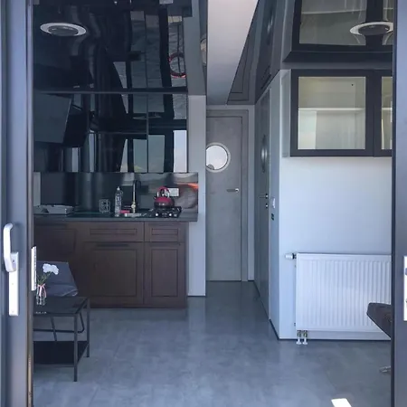 Πλωτό κατάλυμα House In By The Waterfront, Cleaning Included Dziwnów