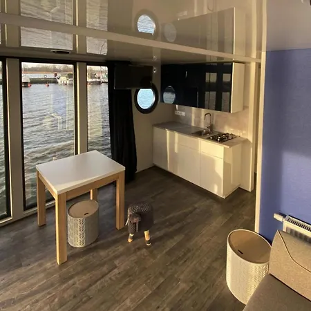House In By The Waterfront, Cleaning Included Båthotell